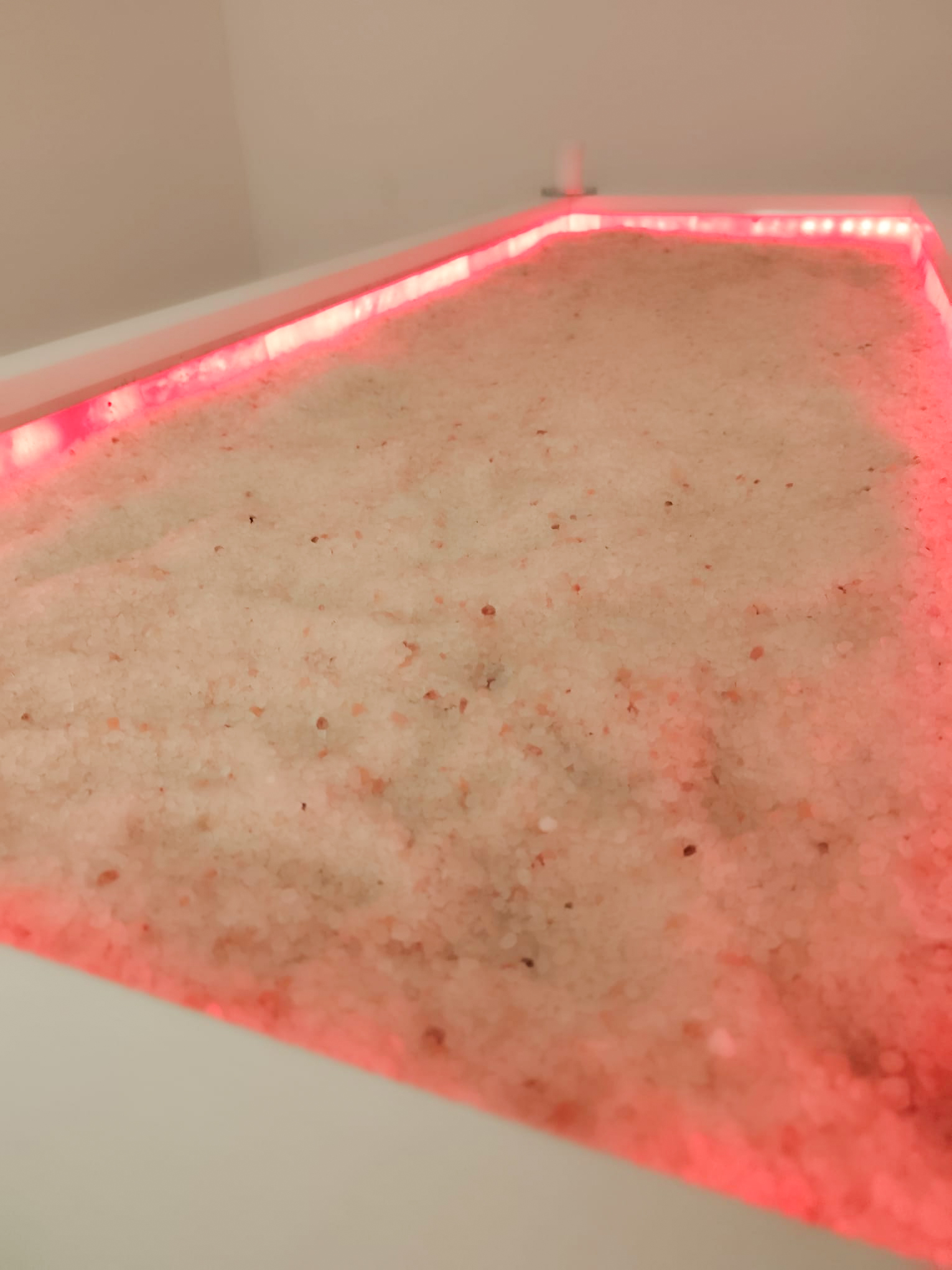 Dettaglio delle pareti di sale himalayano illuminate