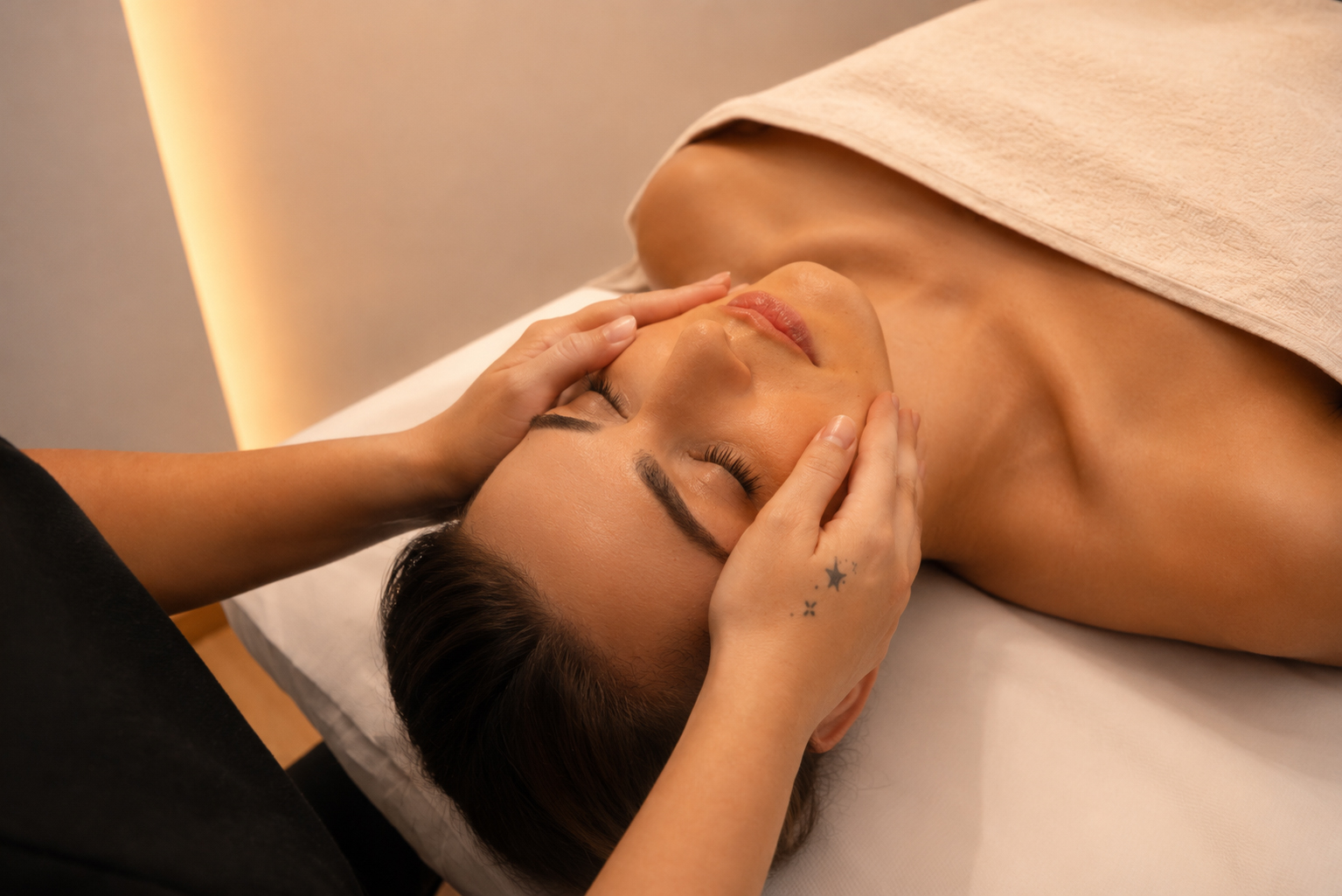 Massaggio viso rilassante a Sale & Benessere Roma